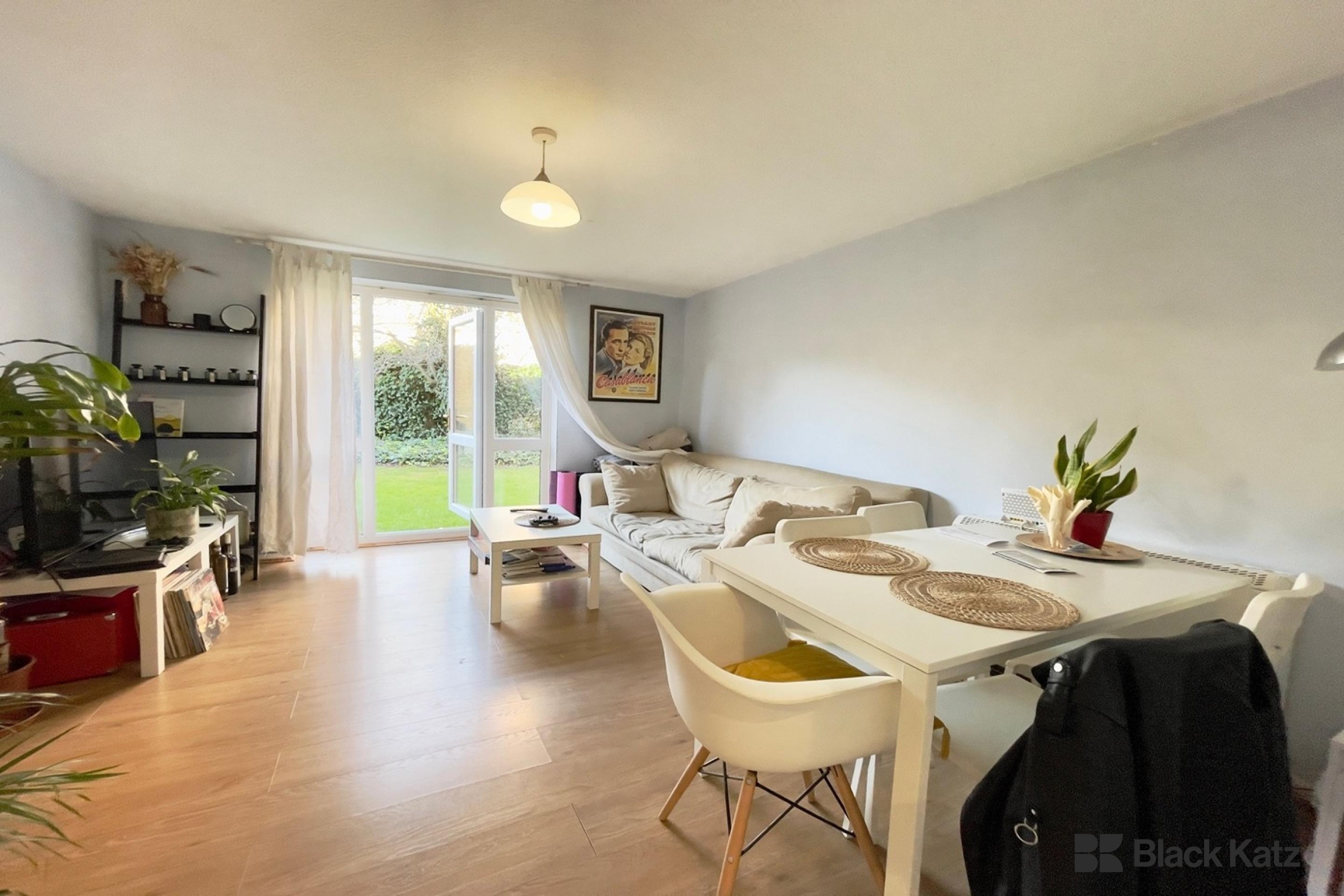 Contemporary ground floor apartment with beautiful communal gardens John Maurice Close, Elephant and Castle / Borough SE17